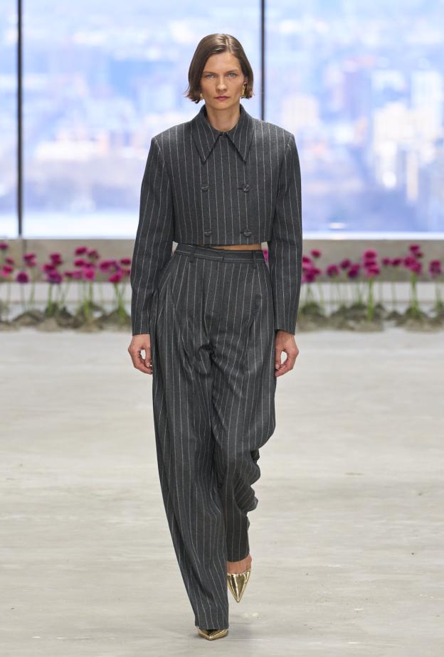 سترة قصيرة دوبل بريستد مع سروال رمادي بخطوط عمودية من Carolina Herrera