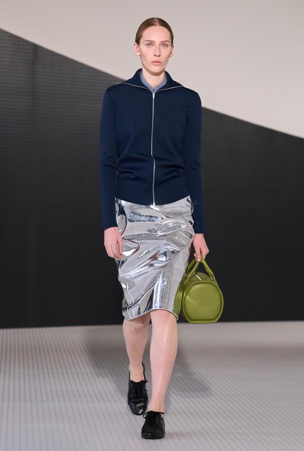 تنورة من ألوان الميتاليك الفضي من Jil Sander 