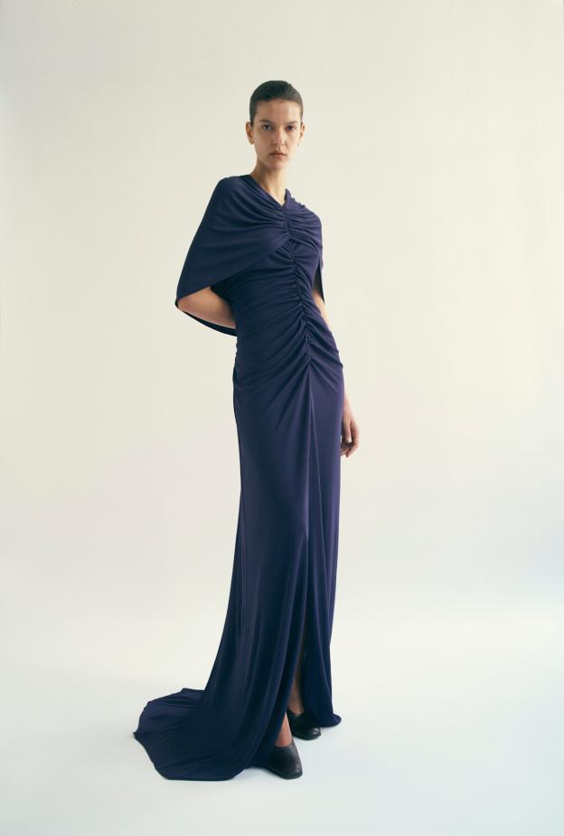 فساتين ومعاطف كحلية تناسب إطلالات الشتاء