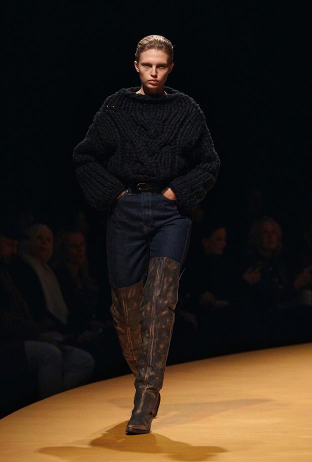 الحذاء الذي يصل طوله فوق الركبة… صيحة تفرض حضورها في شتاء 2026