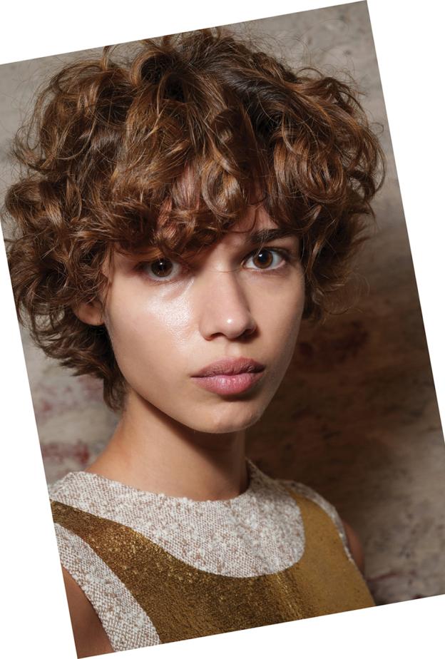 من منصّات العروض إلى السجادة الحمراء: كيف يعيد شعر ربيع وصيف 2026 تعريف الجرأة