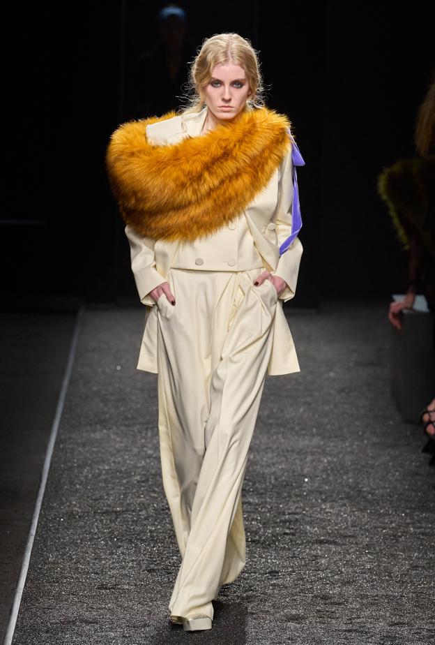 البنطلون البيج نجم إطلالات الشتاء هذا الموسم