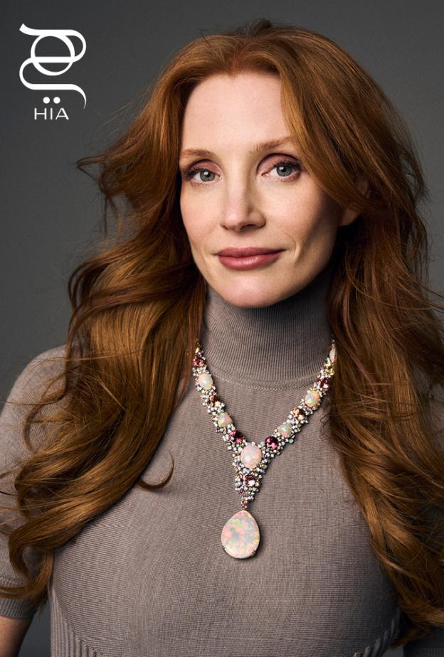 جيسيكا شاستين نجمة غلاف "هي" تحاكي جيل الشباب بصيحات متميّزة.. جمال ذهبي وإطلالات إستثنائية