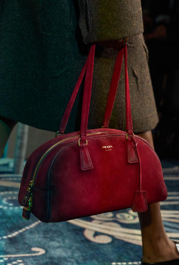 حقيبة شمواه بلون مميز من Prada 
