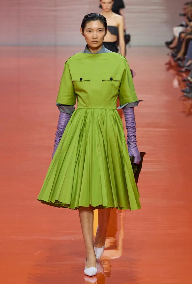  فستان أخضر مصفر من Prada