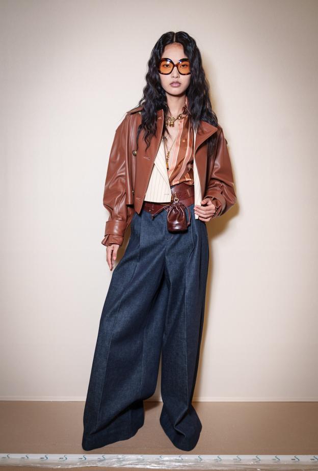 تنسيق مثالي ما بين الجينز الأرجل الواسعة وجاكيت الجلد منZimmermann