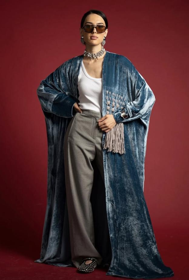 "هي"تختار: ٦ صيغ معاصرة لعباءات مخملية تواكب أناقة الشتاء