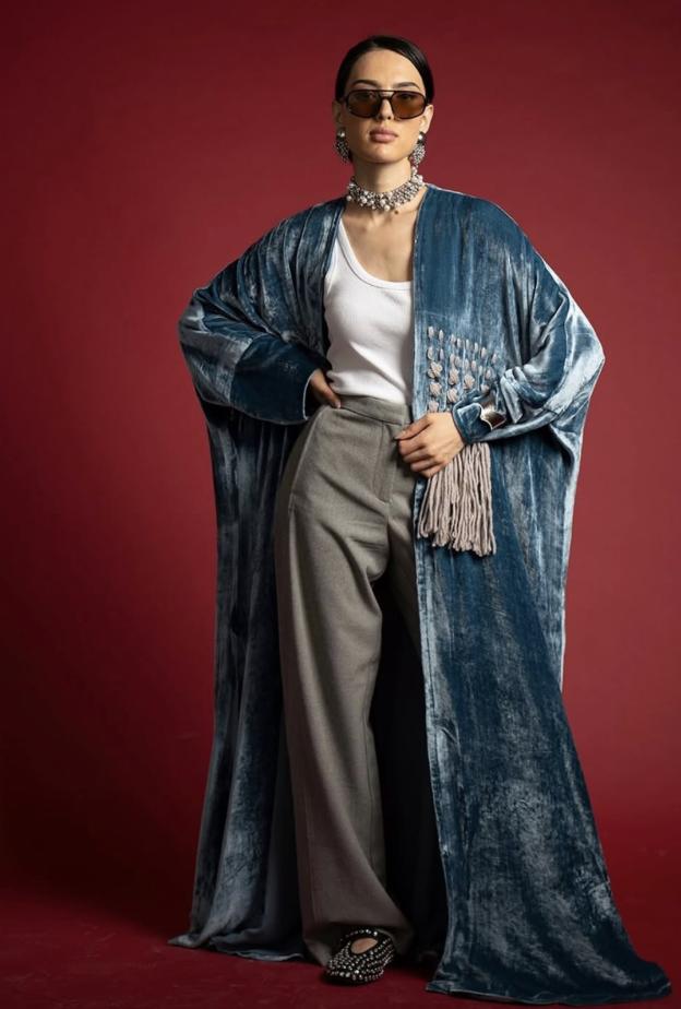 "هي"تختار: ٦ صيغ معاصرة لعباءات مخملية تواكب أناقة الشتاء