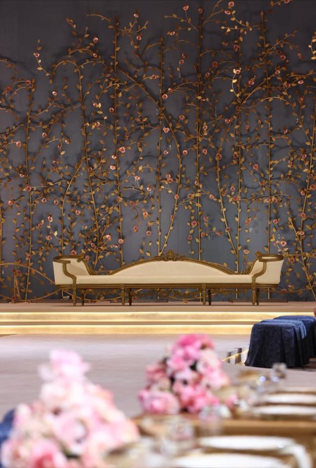 ديكور زفاف يظهر استخدام اللون الذهبي لخلفية الكوشة gulfcolours