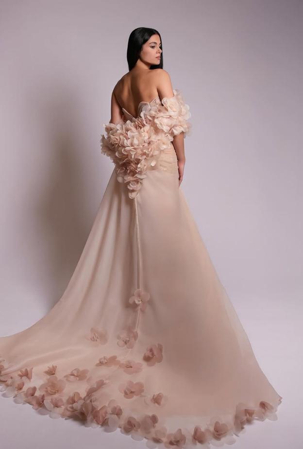 فساتيني تحاكي الأنوثة وتروي حكاية العروس