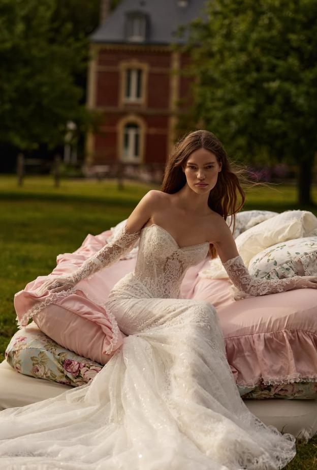 فستان زفاف مع قفازات فينتج من ميلا نوفا