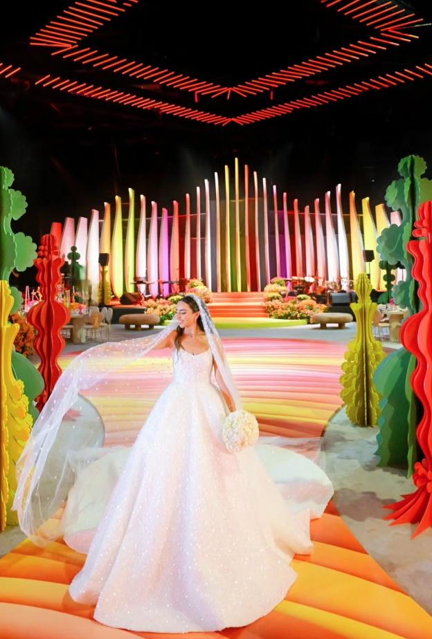 الفستان الأبيض والطرحة من تصميم maliche official