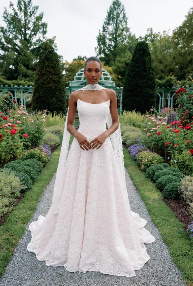 فستان زفاف ساريه نوري مع وشاح