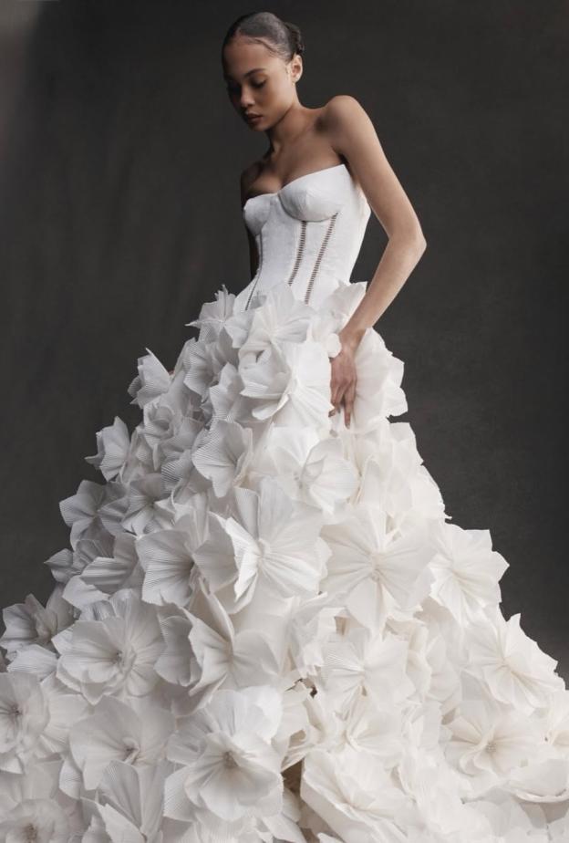 فستان زفاف مطرز بالورود من ICONIC BRIDE