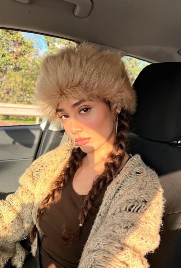 استلهمي إطلالاتك الجمالية الشتوية من وحي النجمة التركية جيزيم سيفيم