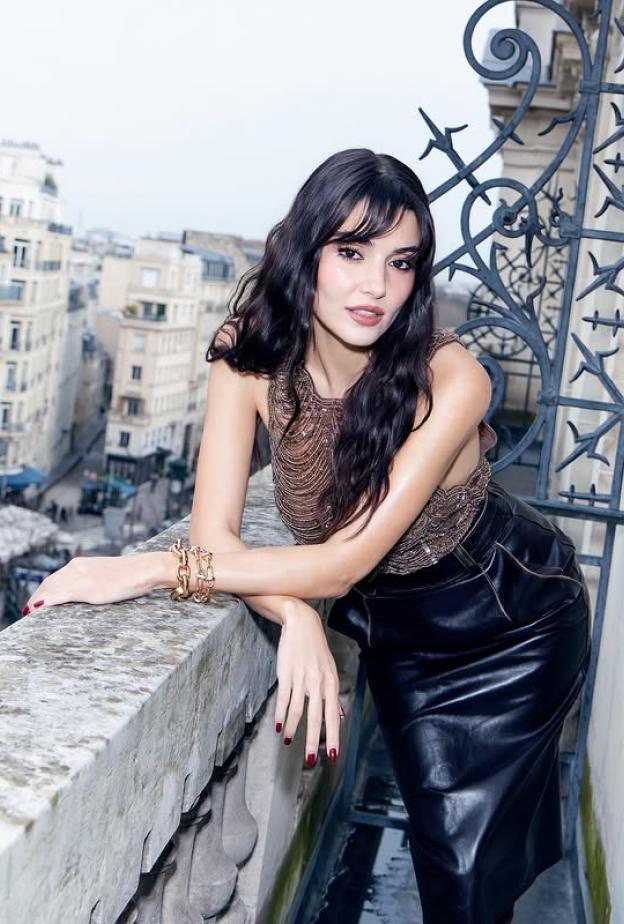 من إيلي صعب إلى Schiaparelli: إطلالات النجمات في أسبوع الموضة بباريس 2026