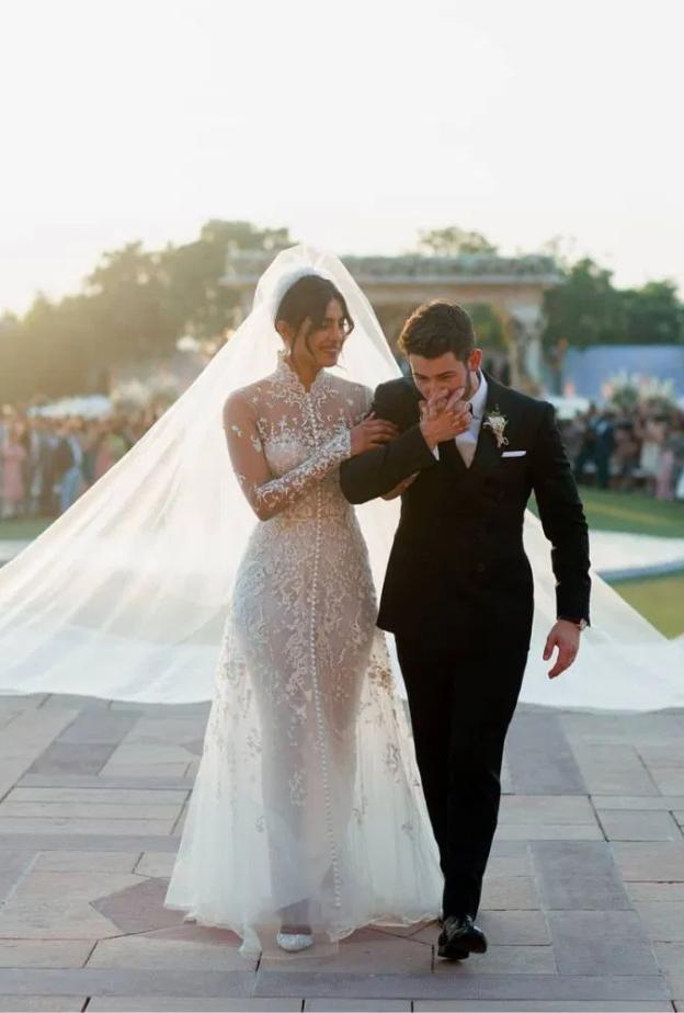 بريانكا بفستان زفاف أبيض فخلال احتفالات زفاف على المغني والممثل الأمريكي الشهير نيك جوناسNick Jonas