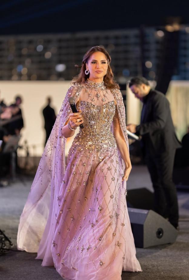  آمال ماهر بفستان باللون البنفسجي الناعم