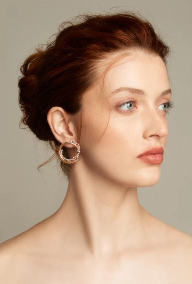 أقراط ANANYA Scatter Huggies