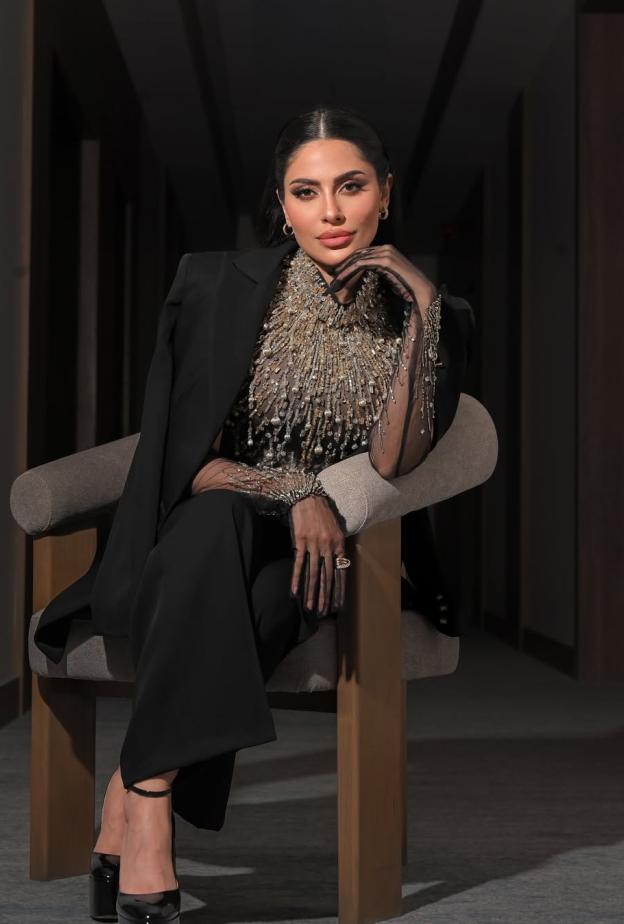 أناقة إلهام علي وقورة بطابع معاصر