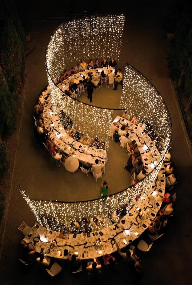 إضاءة ساحرة لحفل زفاف بسيط - الصورة من DWP Congress