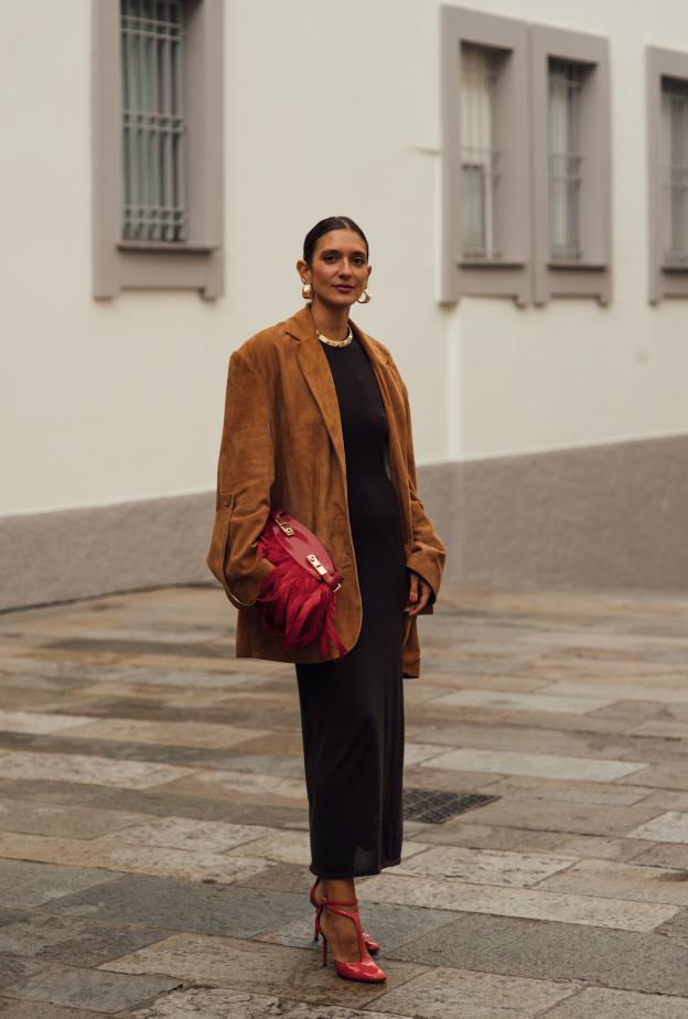 إطلالة بفستان طويل من شوارع ميلان