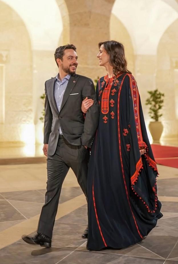 اطلالة الأميرة رجوة الأخيرة أثناء حضورها افطار العائلة الملكية الأردنية متألقة بالثوب المتفت