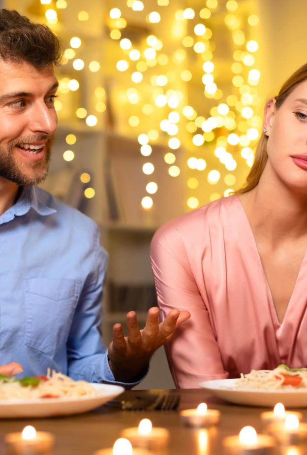 اعرفي لماذا يمدح الرجل امرأة أخرى أمامك