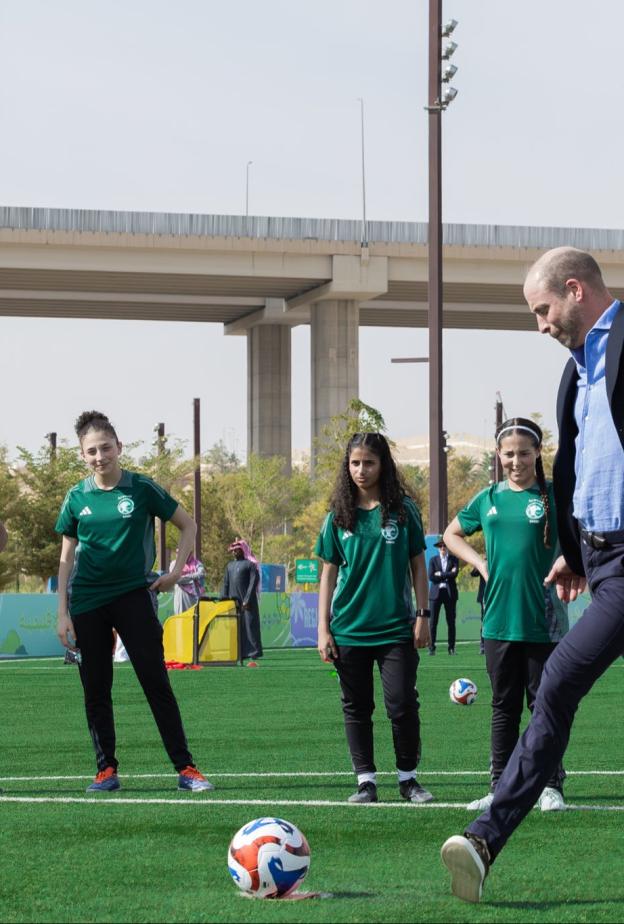 الأمير ويليام يلتقي فريق كرة قدم للفتيات في الرياض ويستعرض مهاراته في الألعاب الإلكترونية