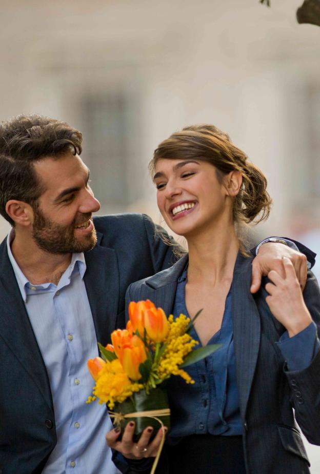 الإشارات المتضاربة التي يرسلها الرجل للمرأة تجعلها في حيرة وتربك قلبها