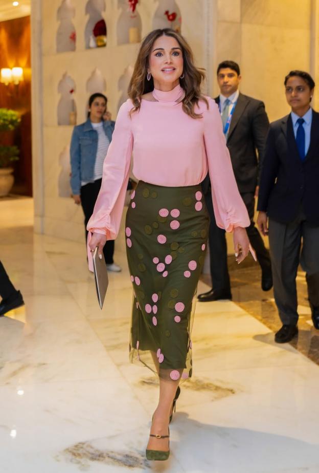 الملكة رانيا بتنورة باللون الأخضر الداكن