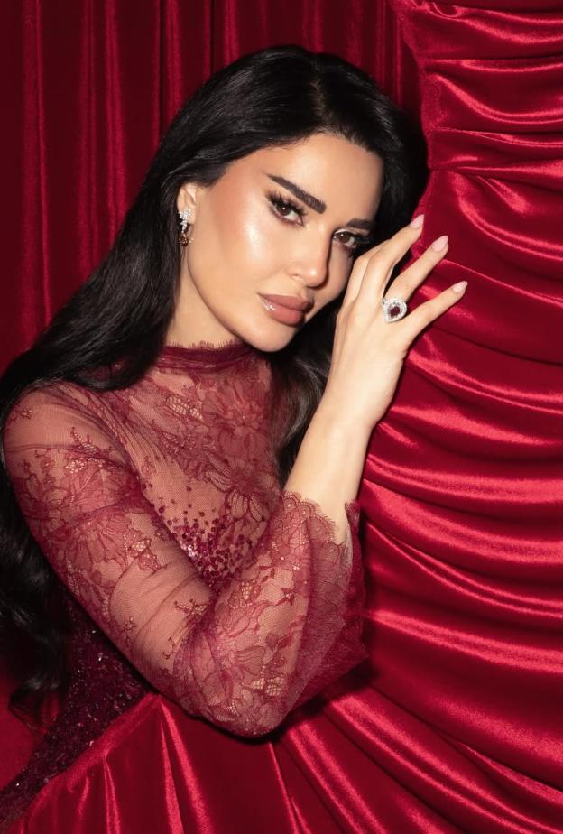 تختار سيرين عبد النور ستايلات ناعمة في جلسات التصوير