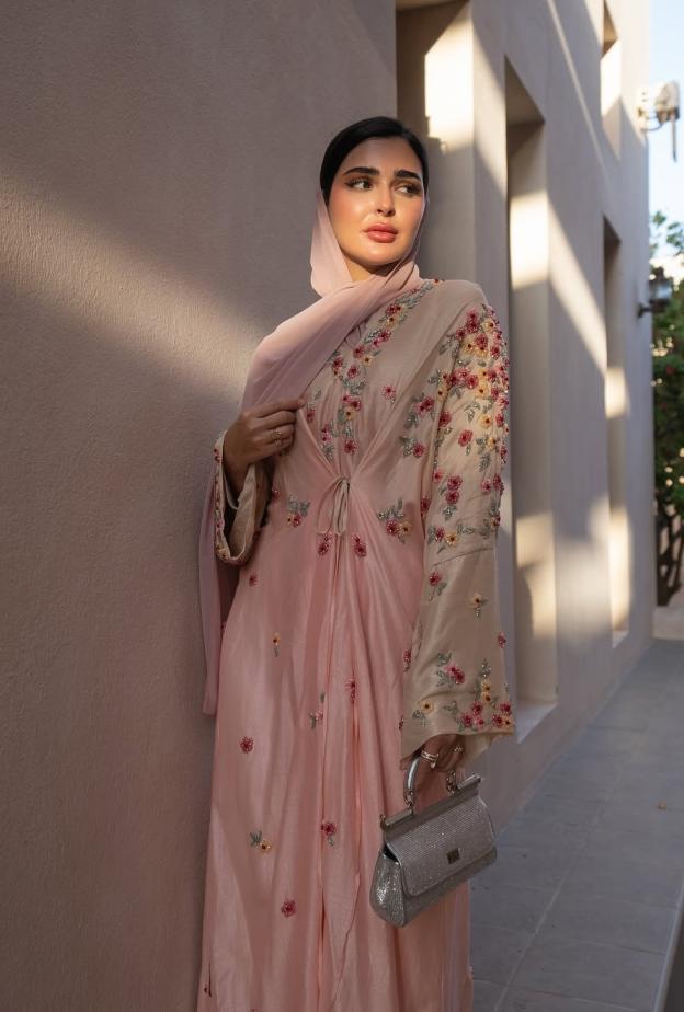 حنين الصيفي بعباية بألوان متداخلة