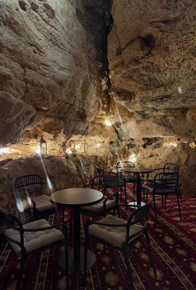 دبس بلس الكهف في حي جاكس بالدرعية.. تجربة قهوة فريدة داخل أجواء مستوحاة من الكهوف الطبيعية