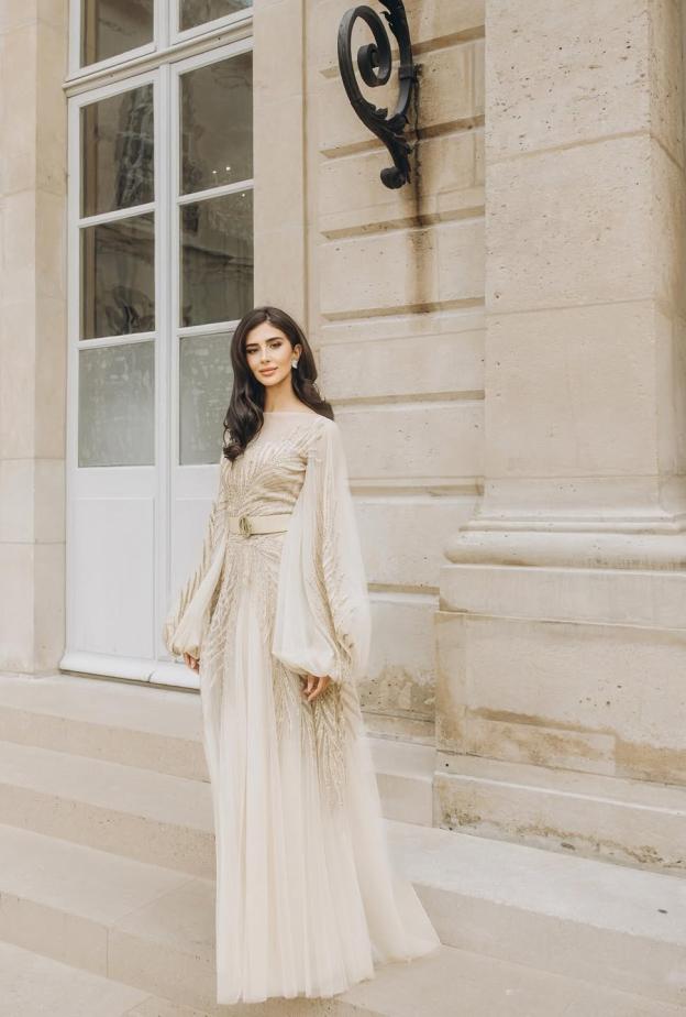 رهف الحربي ترتدي فستانا محتشما بلون نيود فاتح