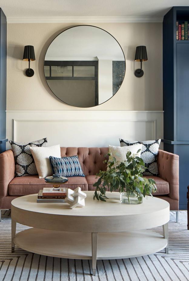 في 2025، أقبل الناس على اعتماد النقوش الزهرية بكثافة في غرف المعيشة