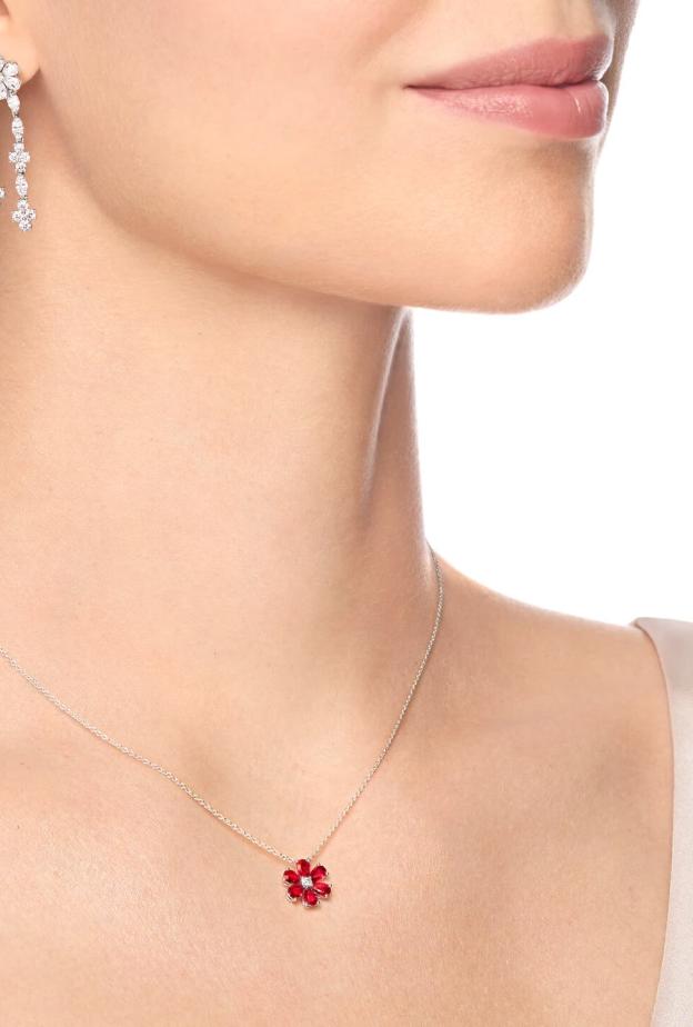 قلادة Harry Winston Forget-Me-Not