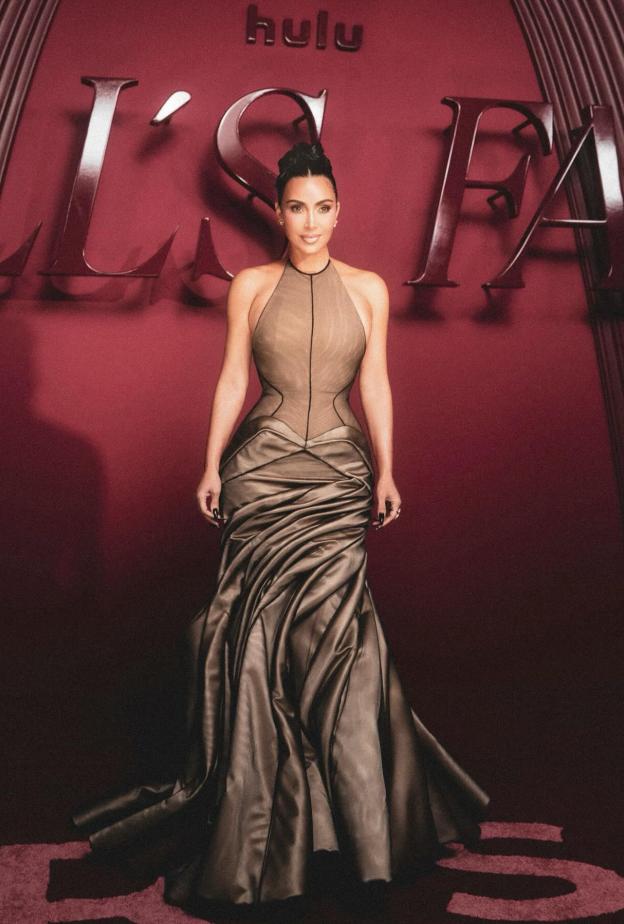  كيم كارداشيان بإطلالات جريئة وتصاميم المجوهرات تخطف الأنظار