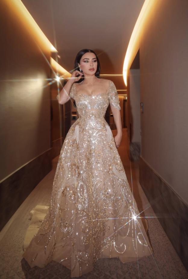 ماغي بوغصن بالفستان الذهبي البراق