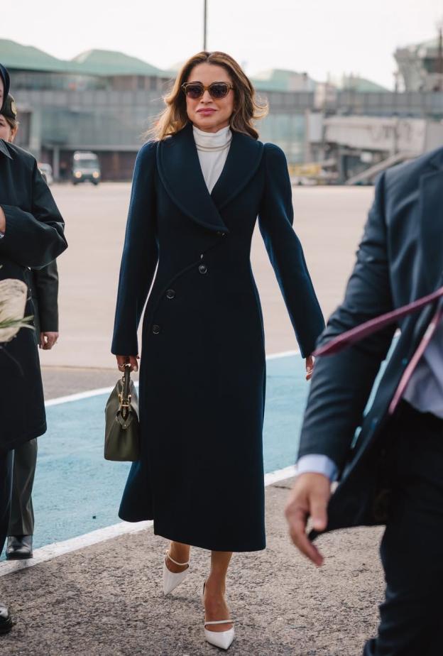 مجوهرات الملكة رانيا.. الذهب الأصفر والألماس عنوان الأناقة الراقية