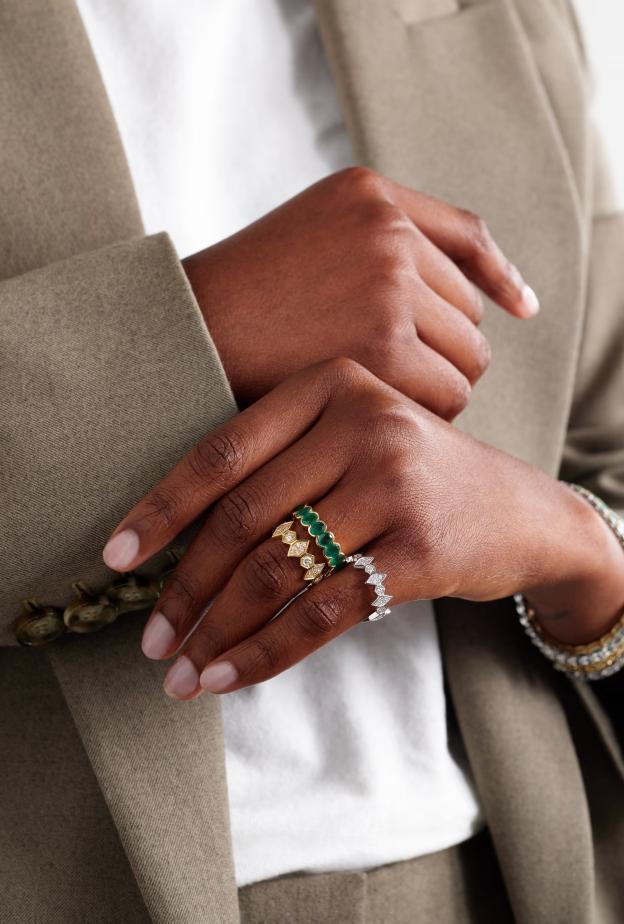 مجوهرات مرصعة بالأحجار الخضراء احتفاءً بشهر رمضان الكريم