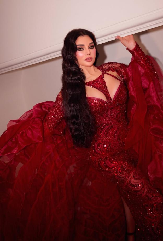 هيفاء وهبي بفستان مجسم بشراشيب الخرز المنسدلة مع ياقة القلب