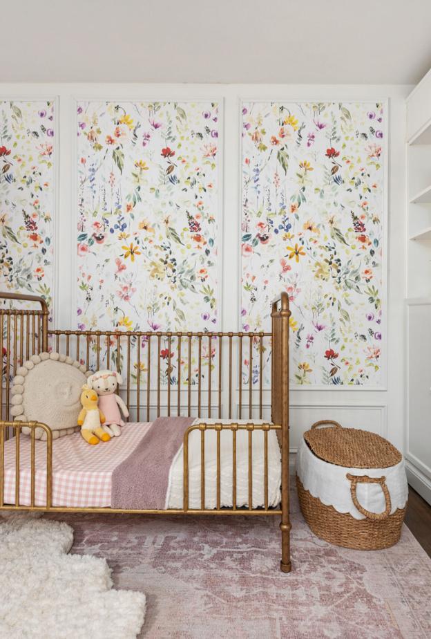 ورق الجدران داخل القوالب الجدارية يمنح المساحات مظهرًا كلاسيكيًا راقيًا