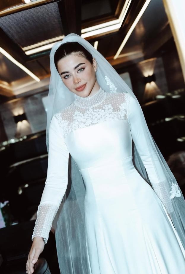 يارا السكري بفستان زفاف يشبه فستان زفاف الأميرة ايمان