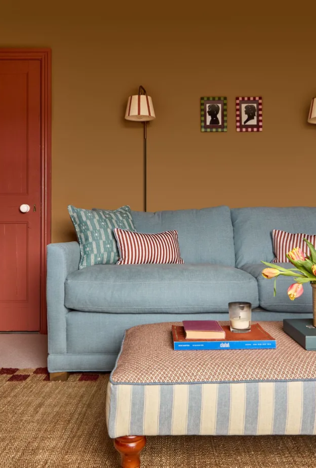 يجمع البني الكراميلي العميق بين الأناقة والدفء