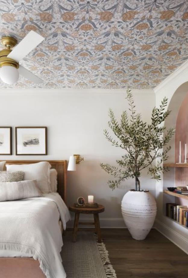 يخلق السقف المزين بورق الجدران نقطة محورية مريحة للعين