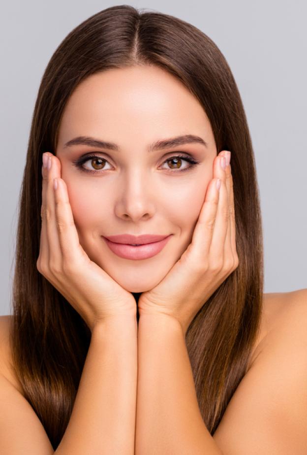 يشجع سم النحل الخلايا على إنتاج الكولاجين والإيلاستين، ما يعزز مرونة البشرة