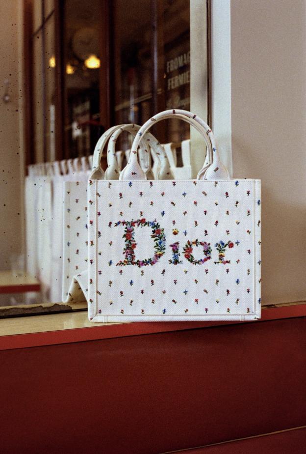 ابتكارات "جوناثان أندرسون" لدار ديور تحتفي بعيد الحب