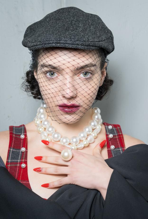 ألوان مناكير حمراء فاتحة من وحي دار Gorey