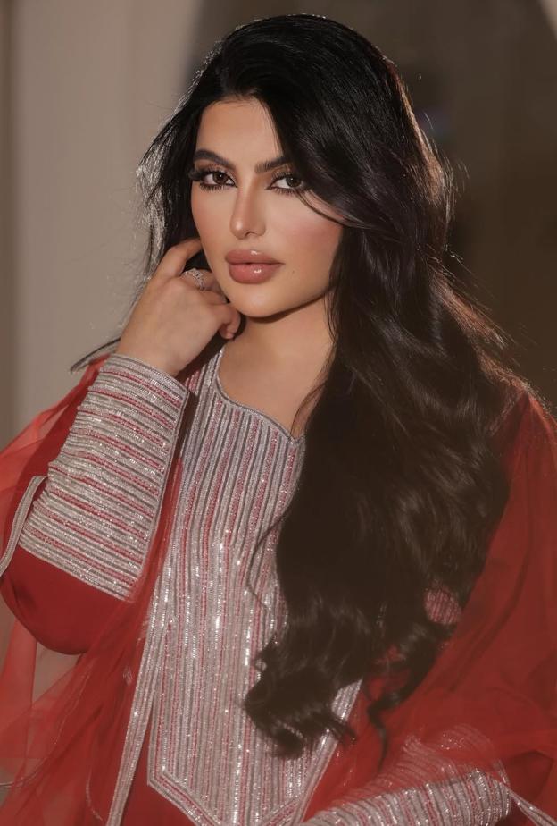 الاعلامية العراقية علياء الشمري